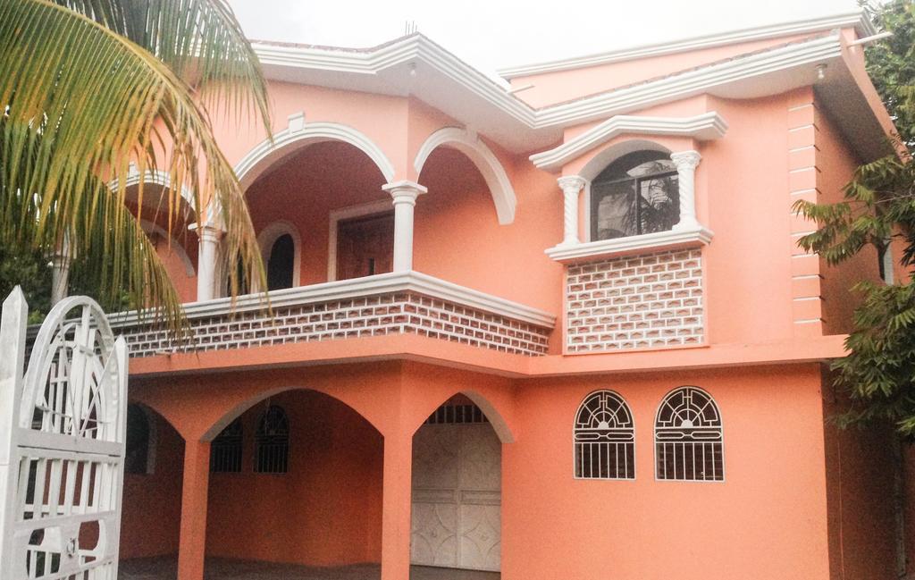 Le Dubourg Guesthouse Montrouis Exterior photo