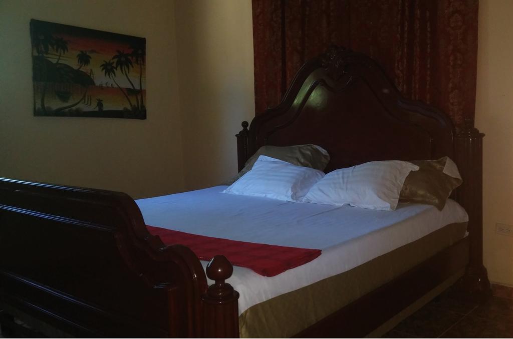 Le Dubourg Guesthouse Montrouis Room photo