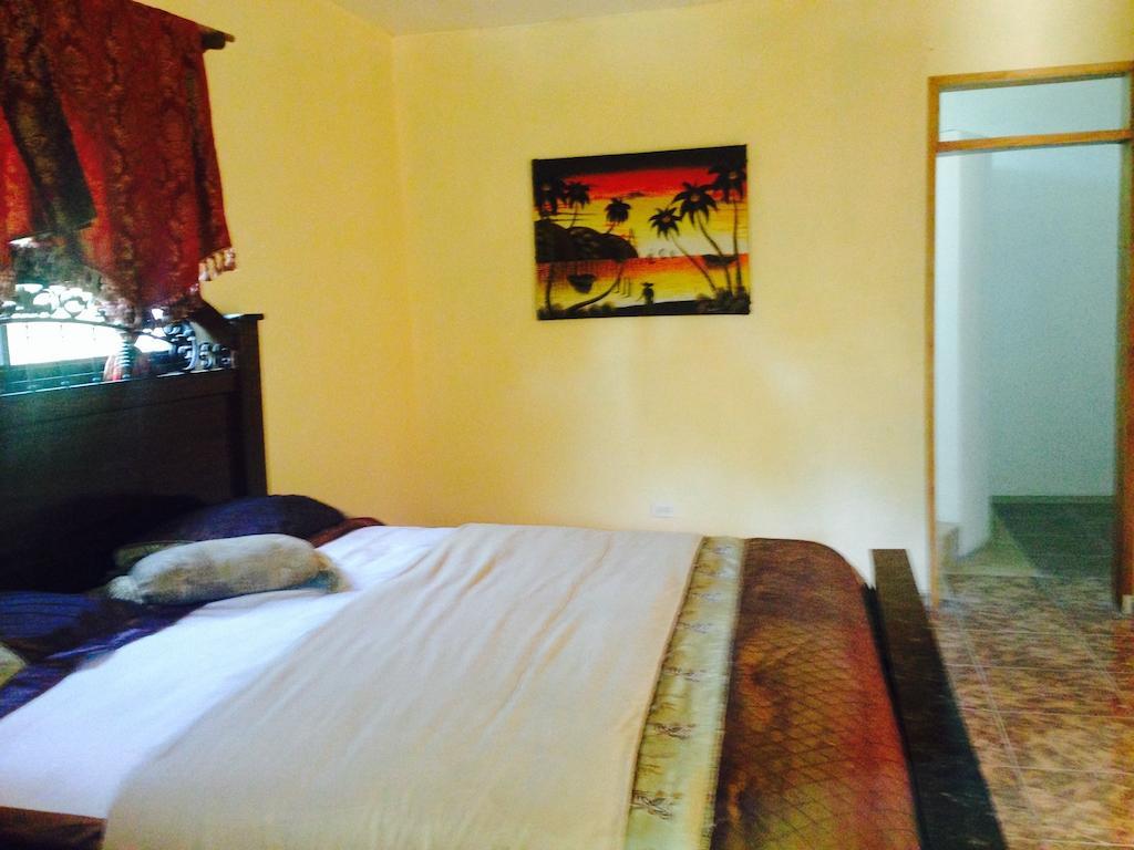Le Dubourg Guesthouse Montrouis Room photo