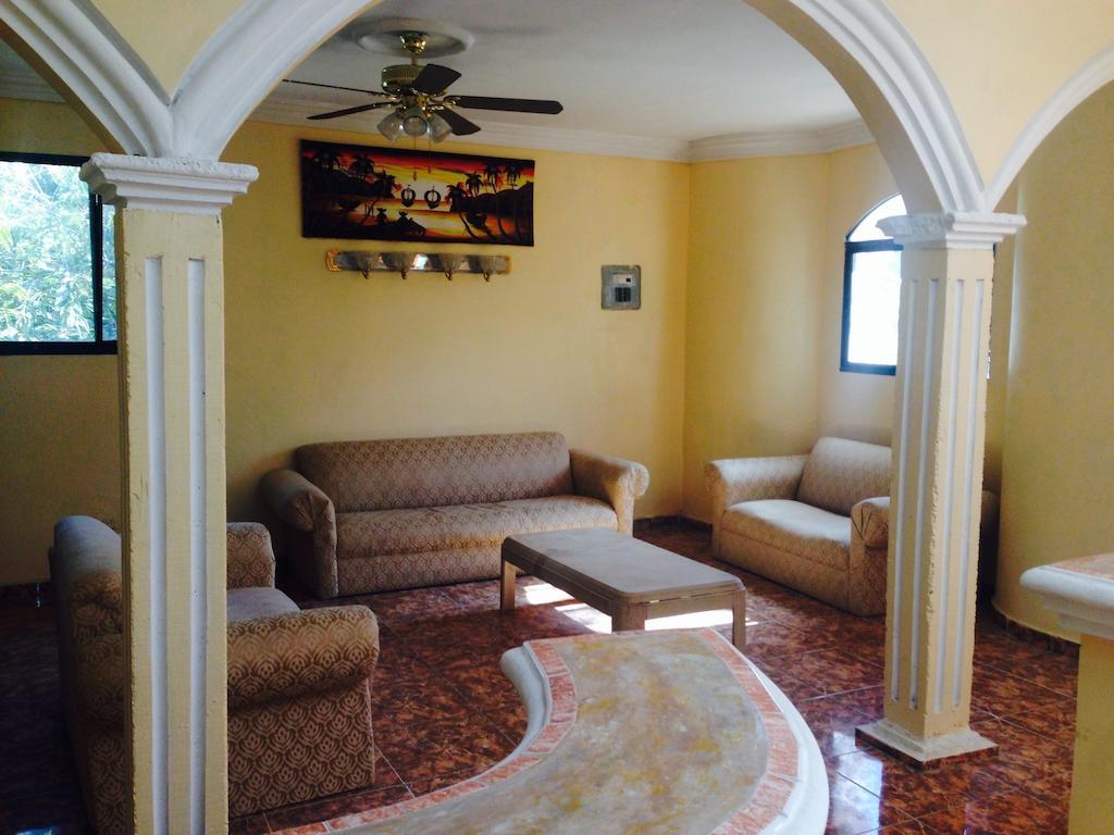 Le Dubourg Guesthouse Montrouis Room photo