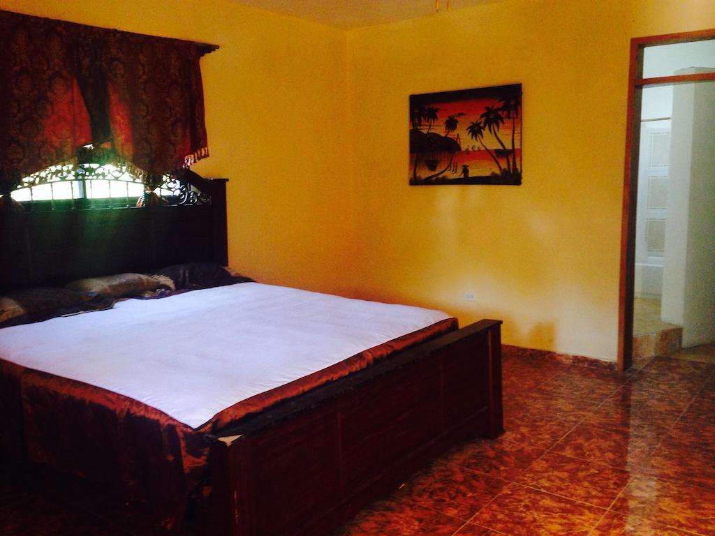 Le Dubourg Guesthouse Montrouis Room photo
