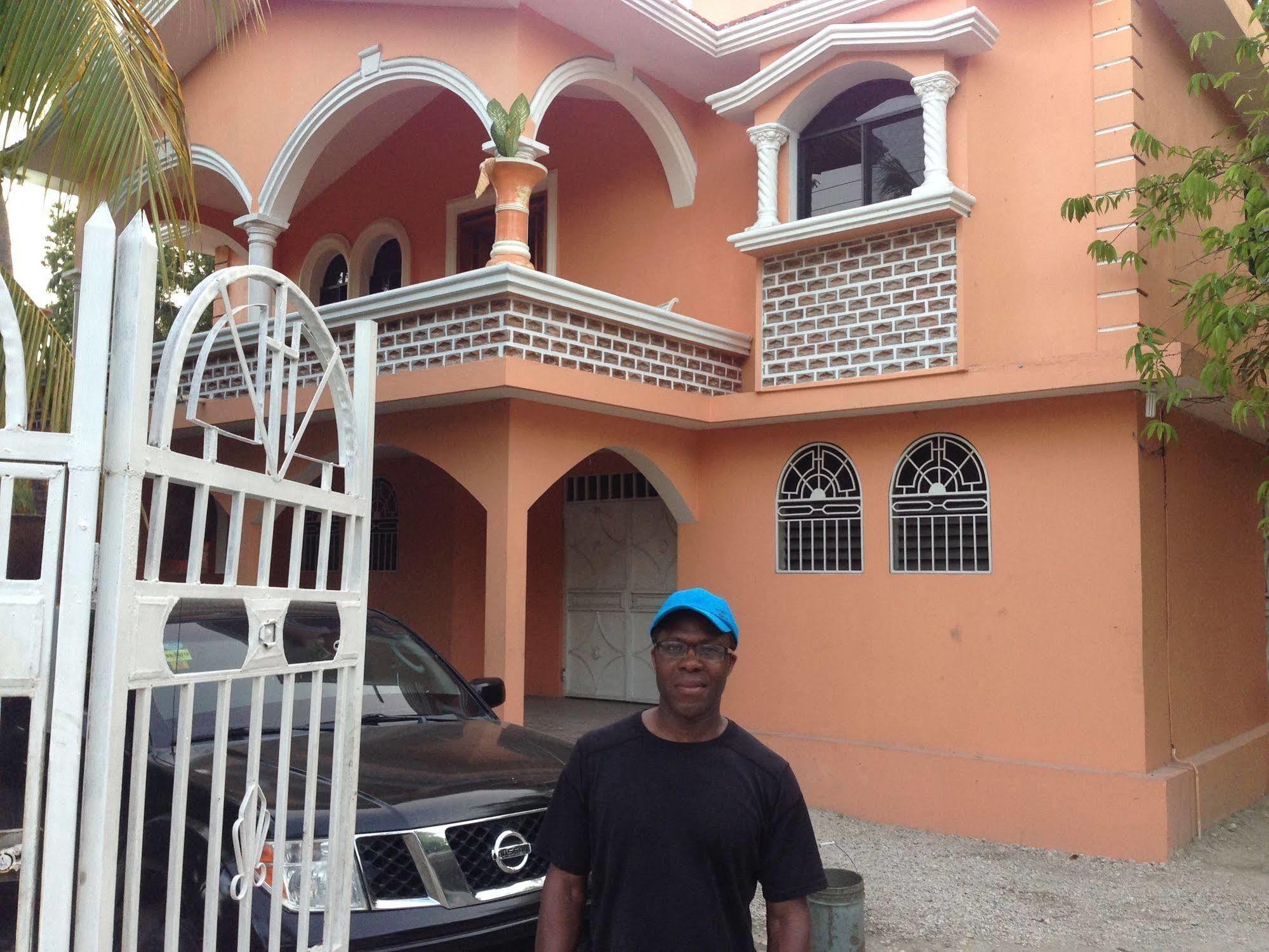 Le Dubourg Guesthouse Montrouis Exterior photo
