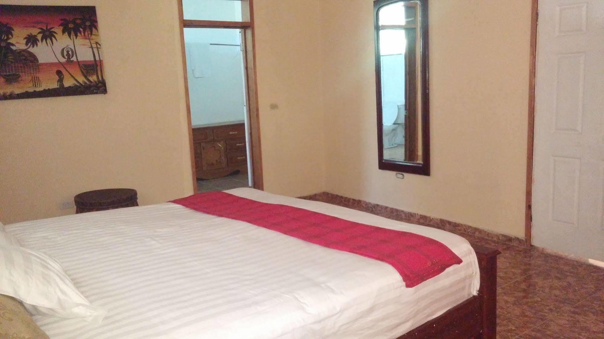 Le Dubourg Guesthouse Montrouis Exterior photo
