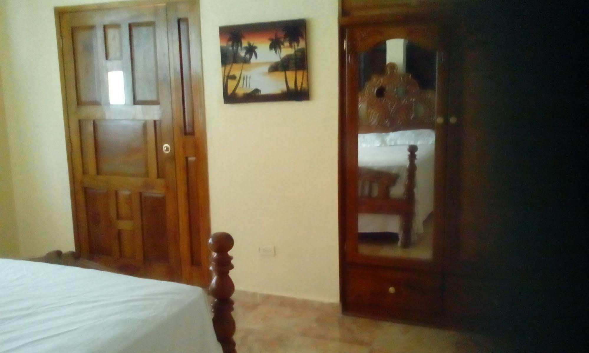 Le Dubourg Guesthouse Montrouis Exterior photo