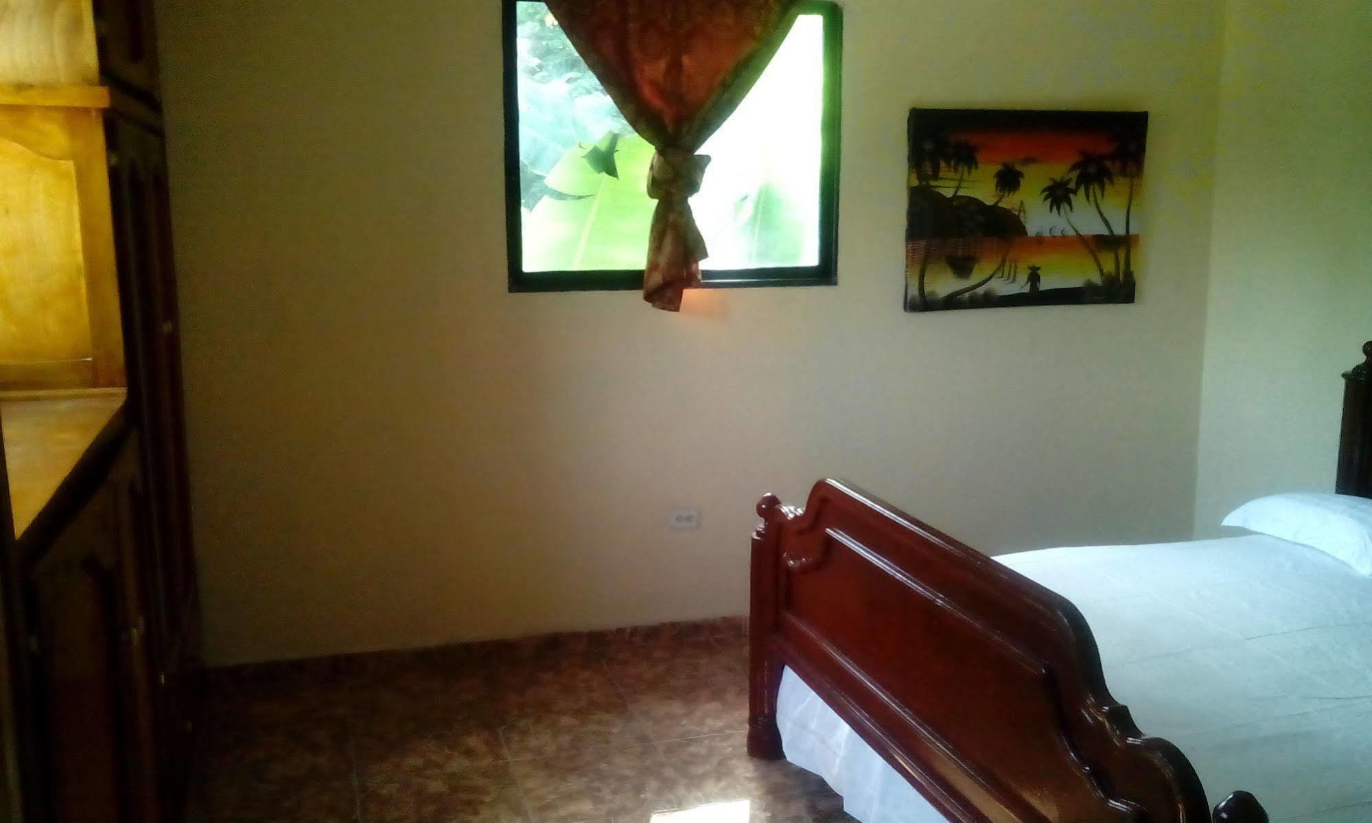 Le Dubourg Guesthouse Montrouis Exterior photo